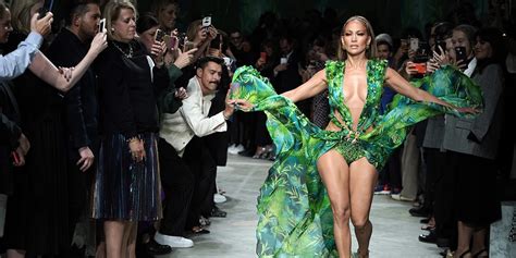 Vestito verde Versace di Jennifer Lopez: 5 cose da sapere 